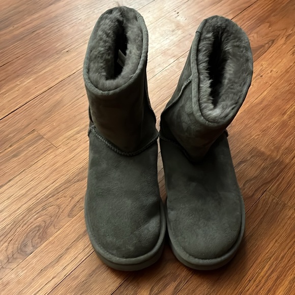 UGG Boots - Picture 5 of 9